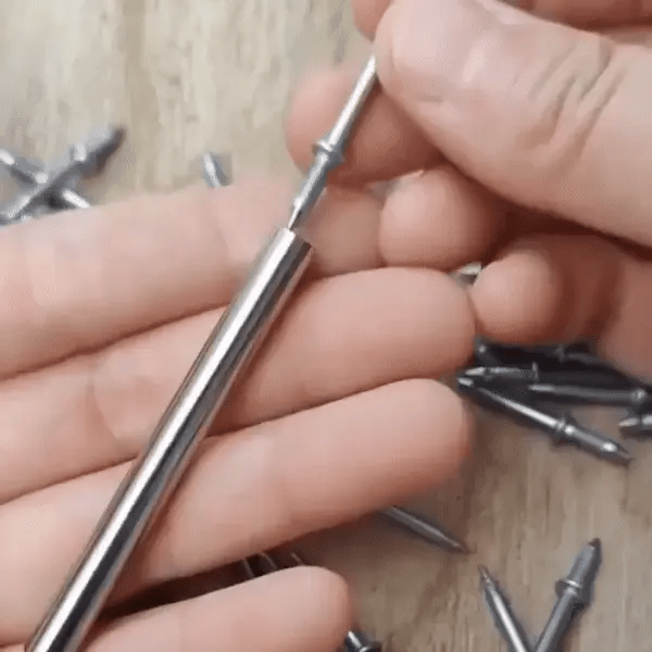 DoubleNail™ – Dubbelriktad spik för stabil och osynlig montering